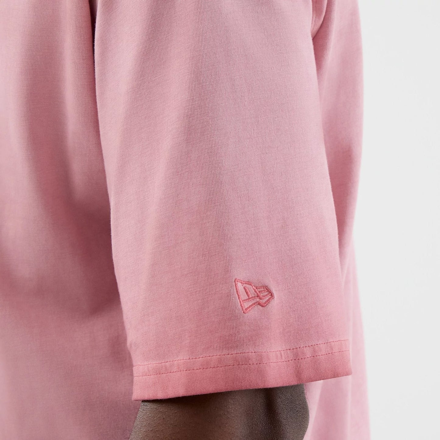 The model is wearing this MLB Washed Logo New York Yankees T-Shirt in pastel pink. 7