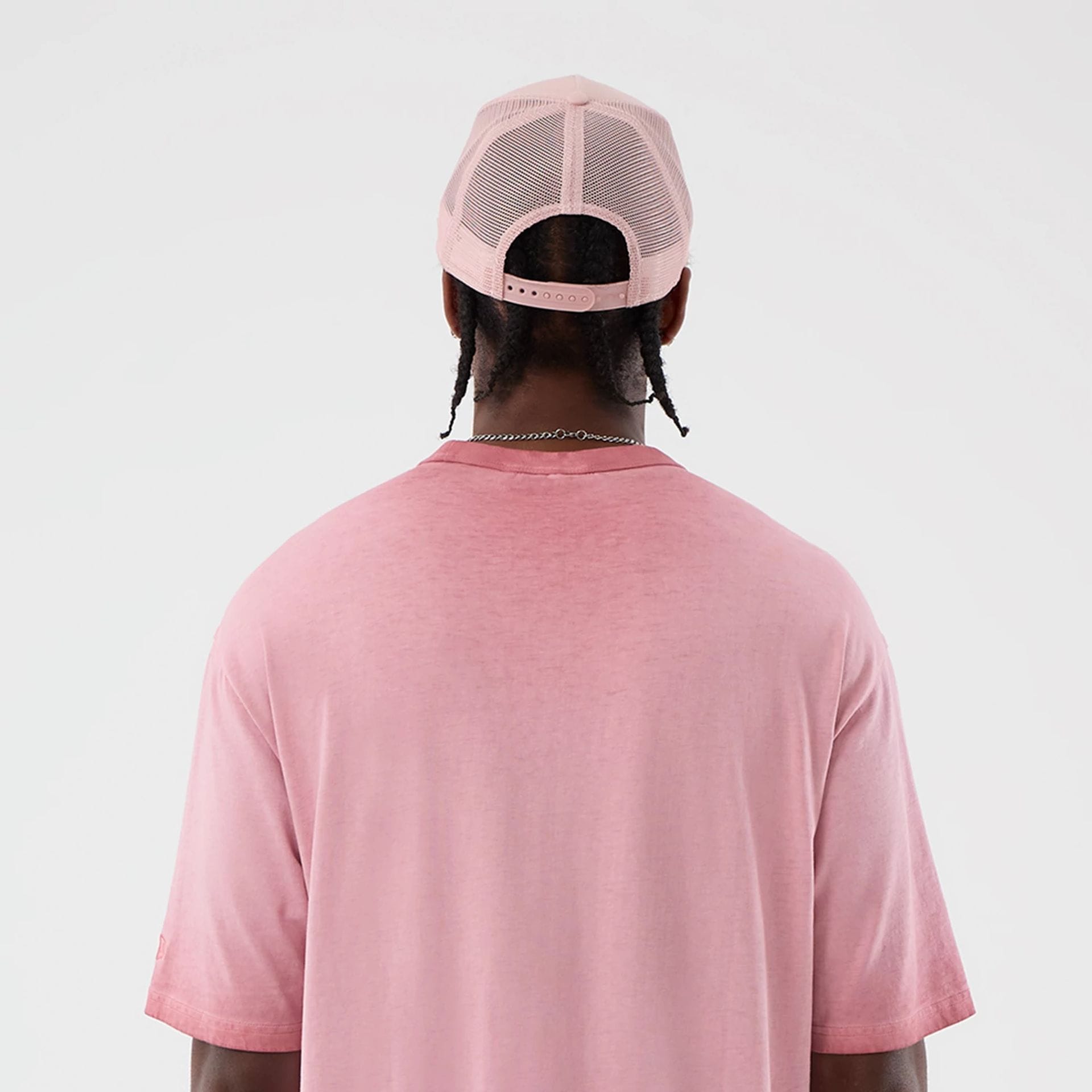 The model is wearing this MLB Washed Logo New York Yankees T-Shirt in pastel pink. 8