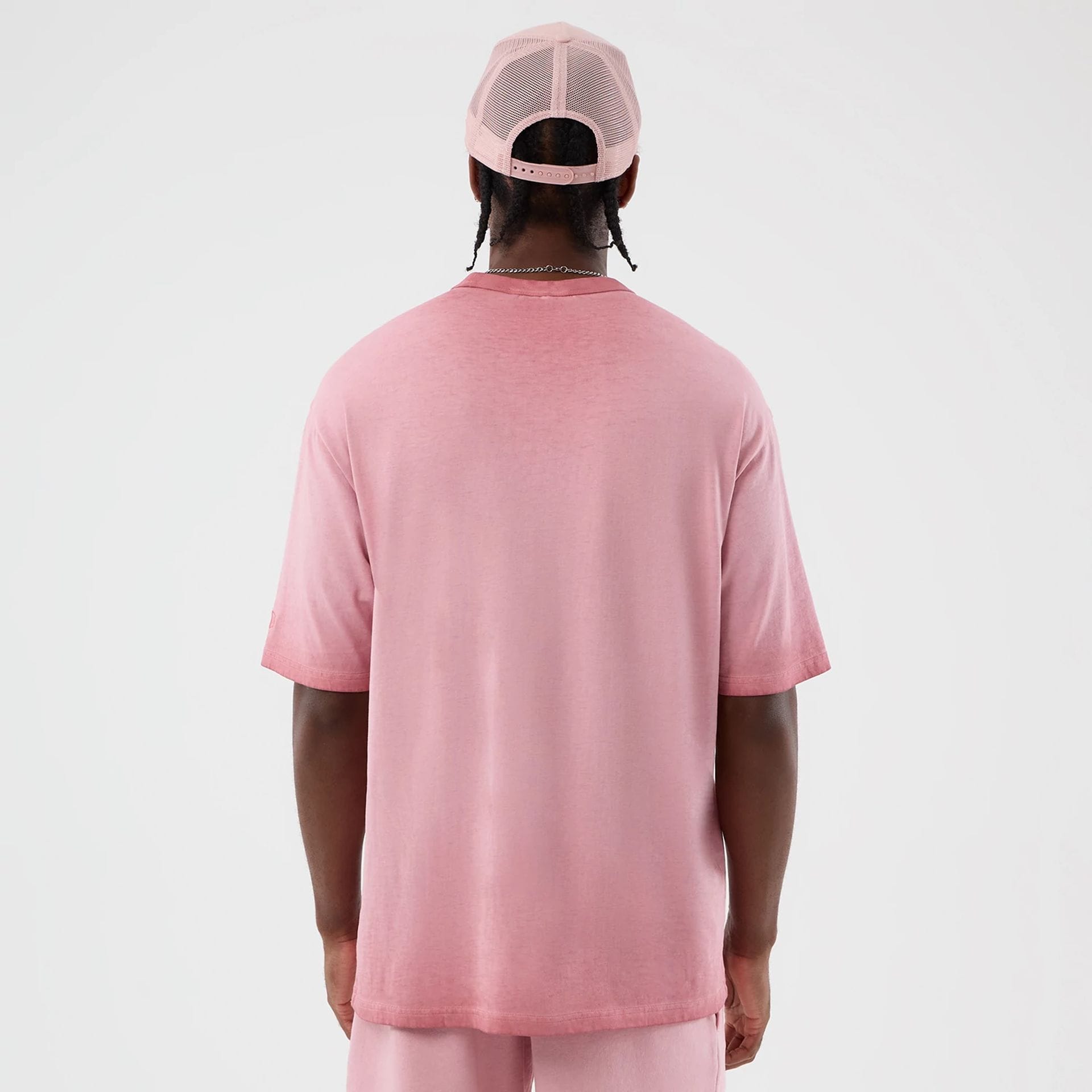 The model is wearing this MLB Washed Logo New York Yankees T-Shirt in pastel pink. 2