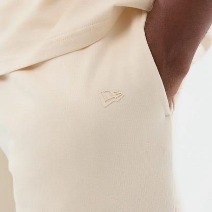 The model is wearing this NBA Core Plus Chicago Bulls Shorts in light beige. 5