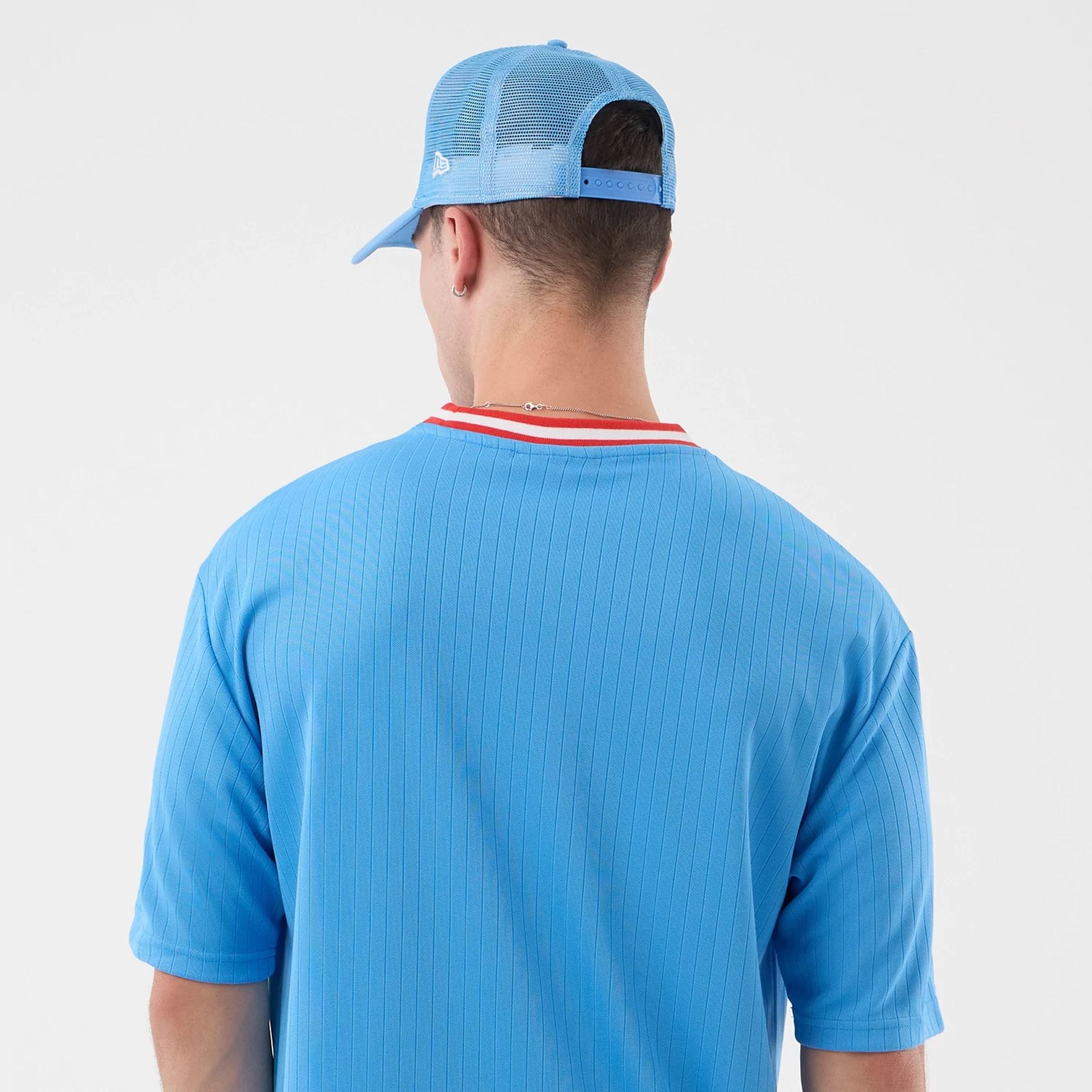 The model is wearing this MLB Arch New York Yankees Oversized T-Shirt in pastel blue. 7