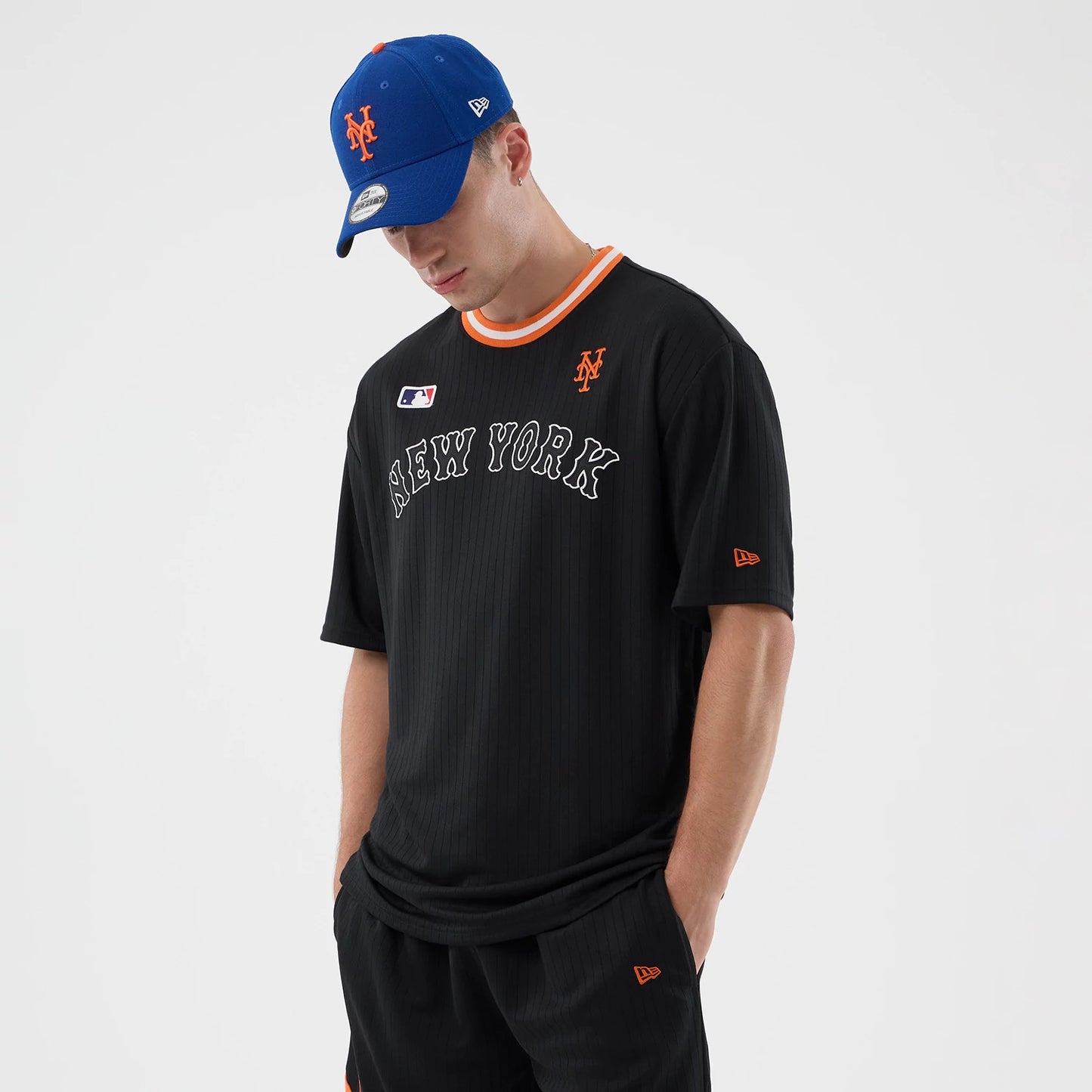 The model is wearing this MLB Arch New York Mets Oversized T-Shirt in black. 3