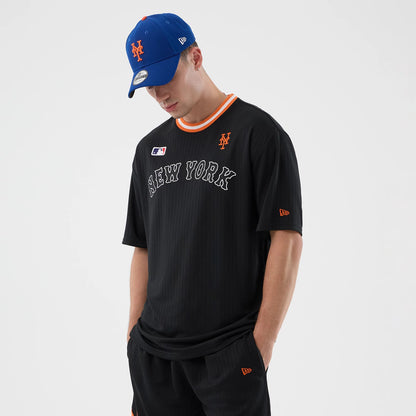 The model is wearing this MLB Arch New York Mets Oversized T-Shirt in black. 3
