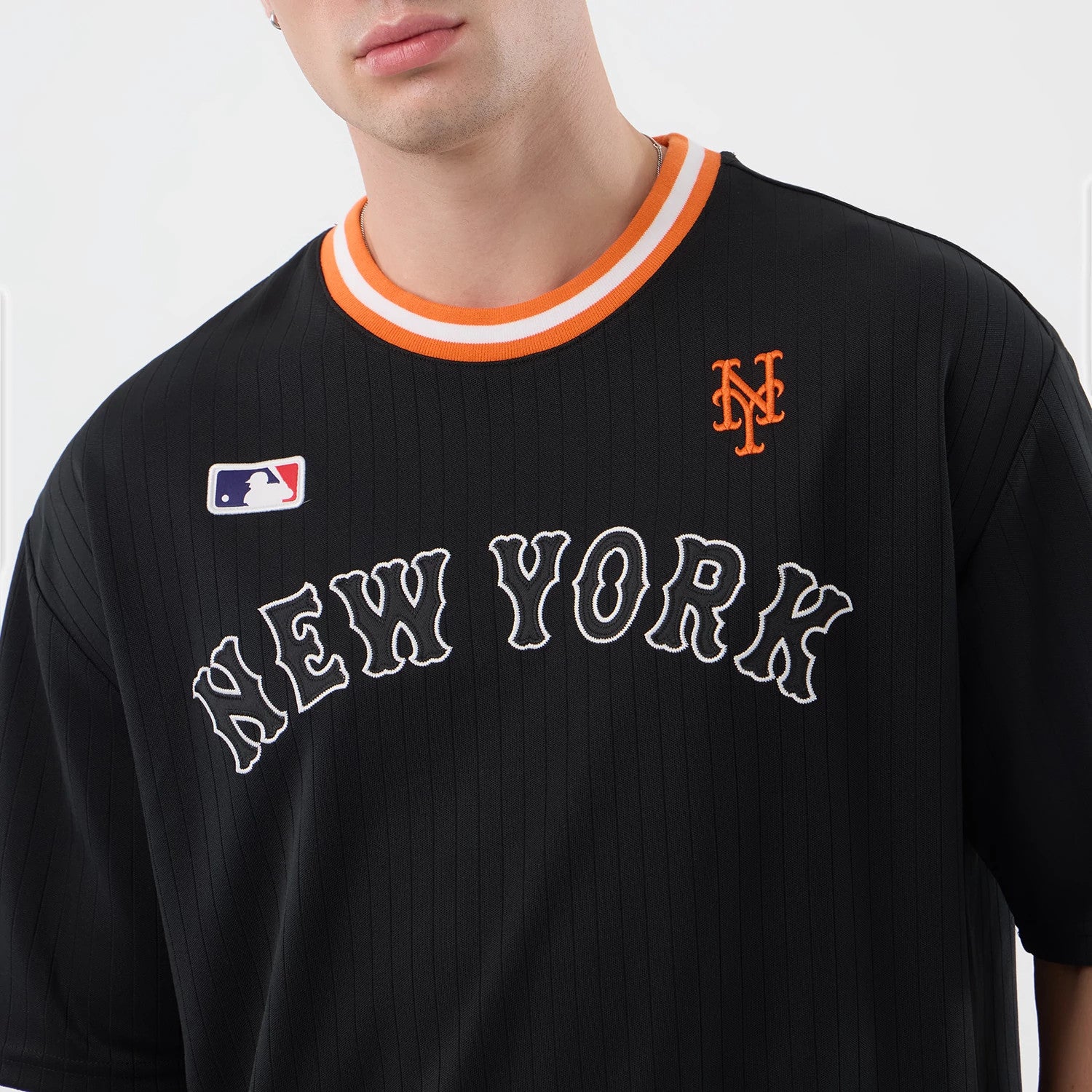The model is wearing this MLB Arch New York Mets Oversized T-Shirt in black. 4