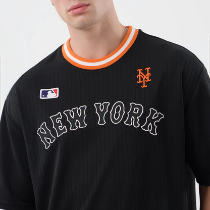 The model is wearing this MLB Arch New York Mets Oversized T-Shirt in black. 4