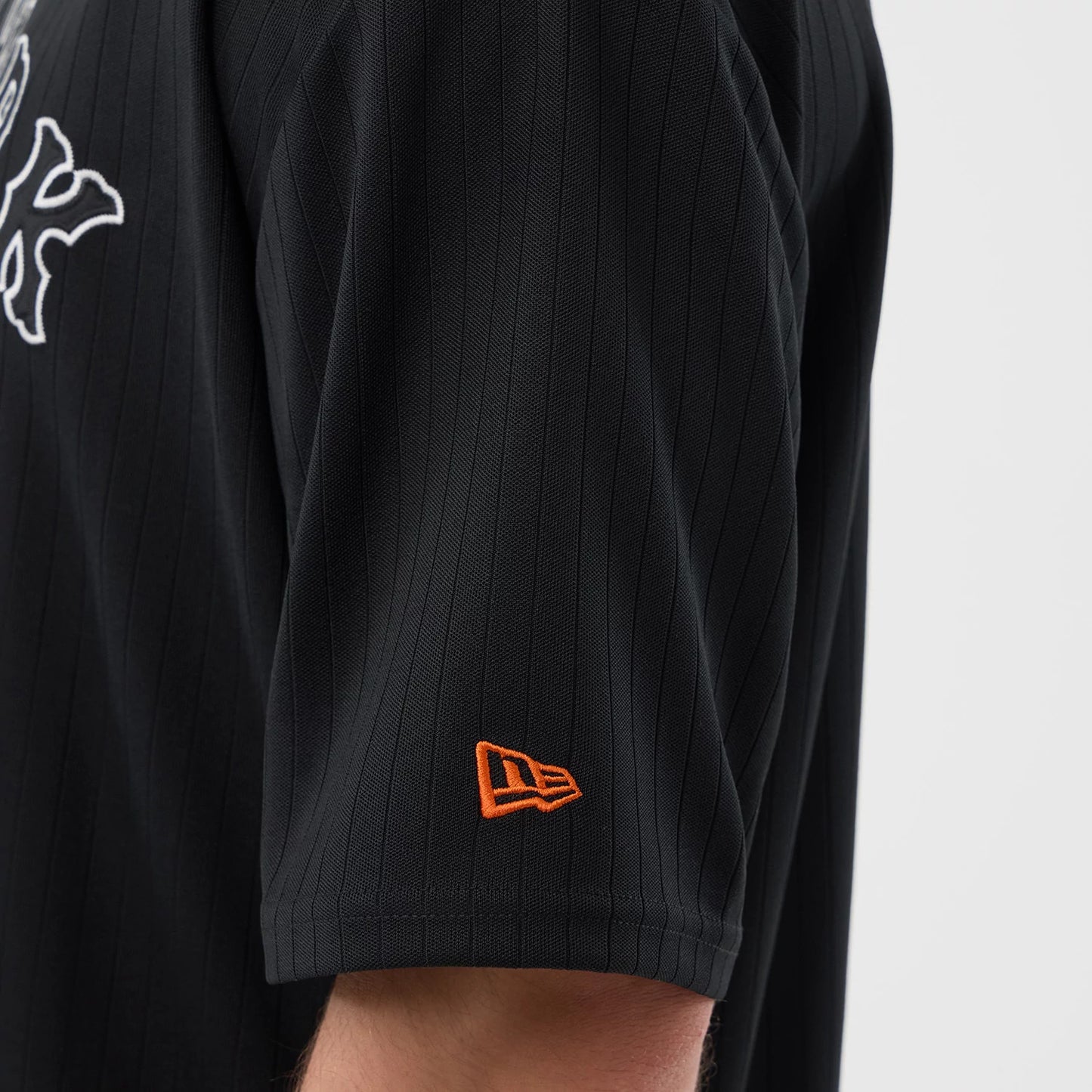 The model is wearing this MLB Arch New York Mets Oversized T-Shirt in black. 5