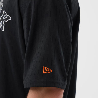 The model is wearing this MLB Arch New York Mets Oversized T-Shirt in black. 5