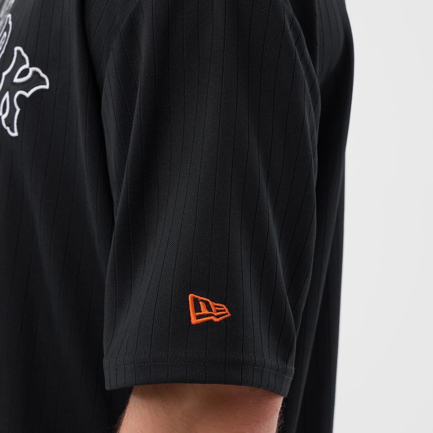 The model is wearing this MLB Arch New York Mets Oversized T-Shirt in black. 5