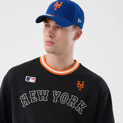 The model is wearing this MLB Arch New York Mets Oversized T-Shirt in black. 6