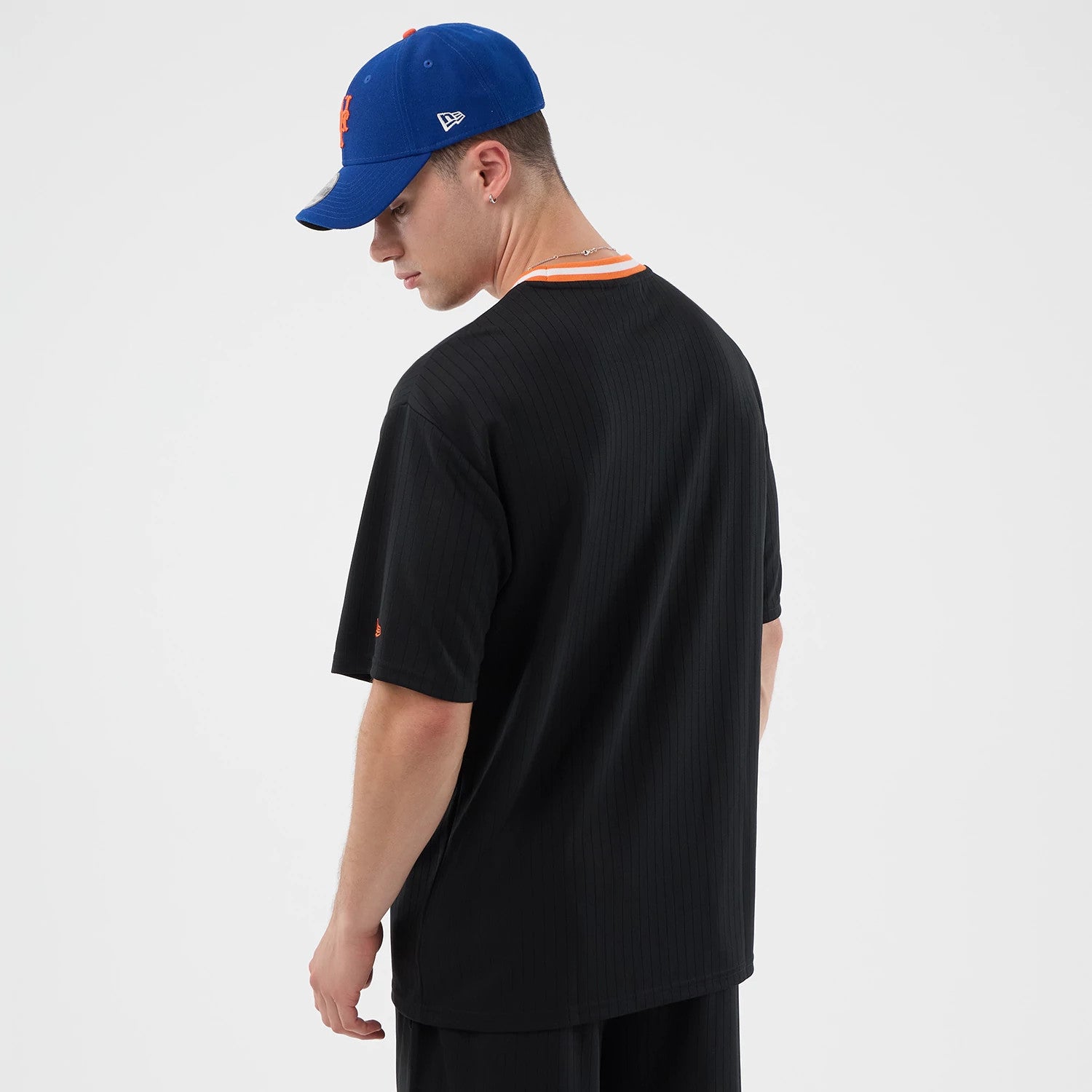 The model is wearing this MLB Arch New York Mets Oversized T-Shirt in black. 7
