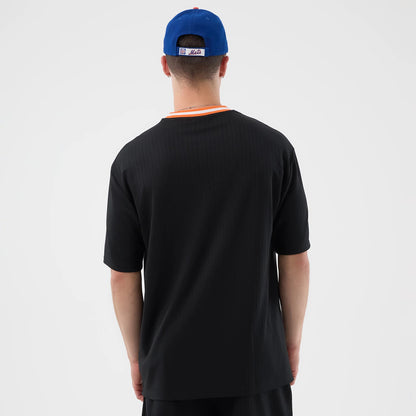 The model is wearing this MLB Arch New York Mets Oversized T-Shirt in black. 2