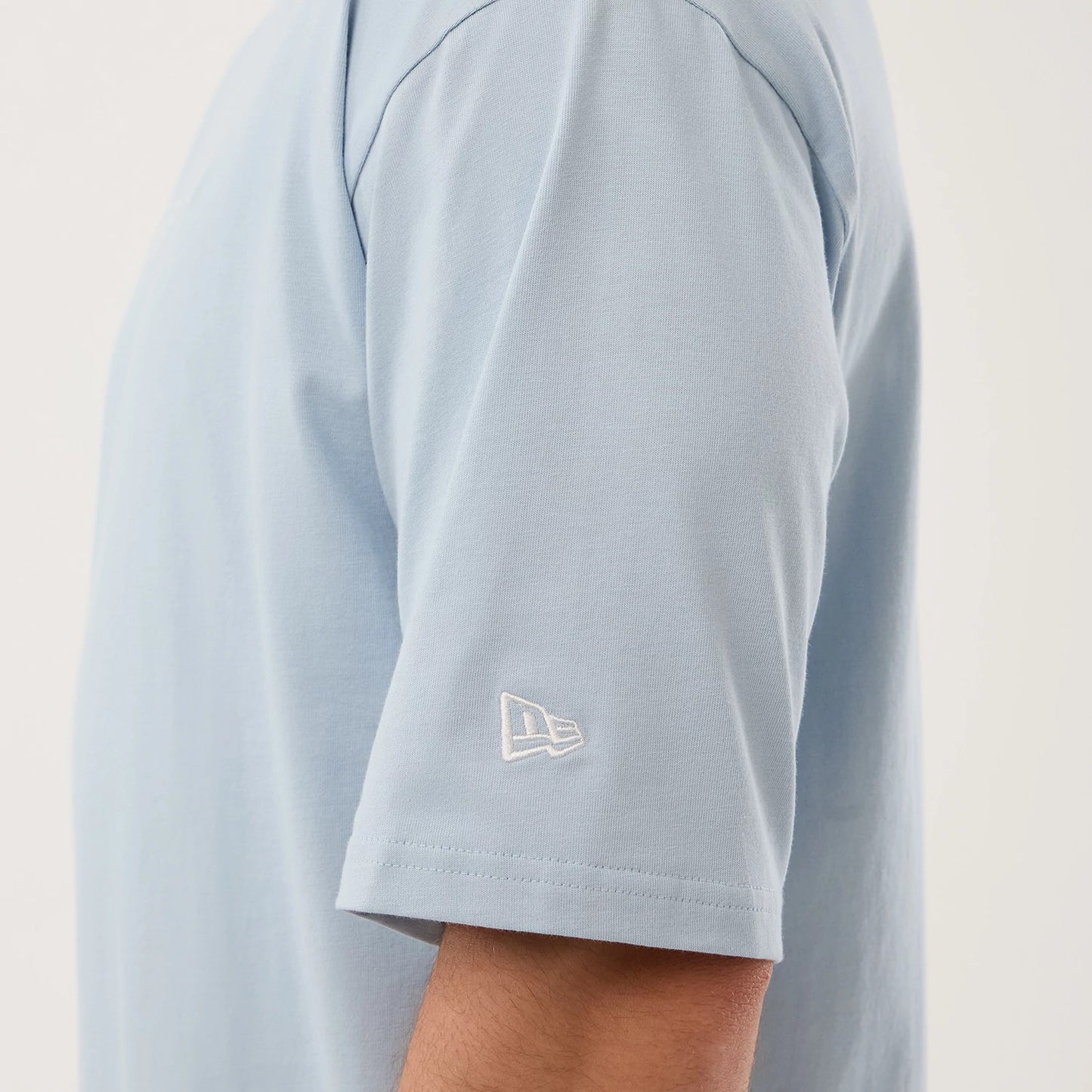 The model is wearing this MLB Script New York Yankees Oversized T-Shirt in pastel blue. 5