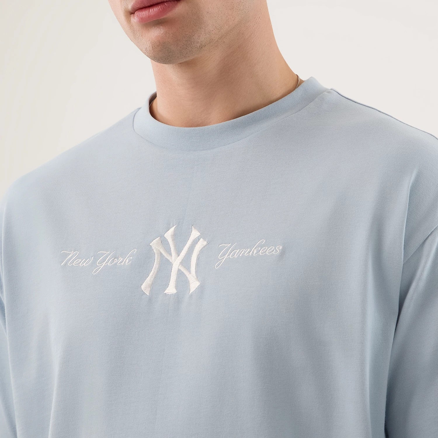 The model is wearing this MLB Script New York Yankees Oversized T-Shirt in pastel blue. 6