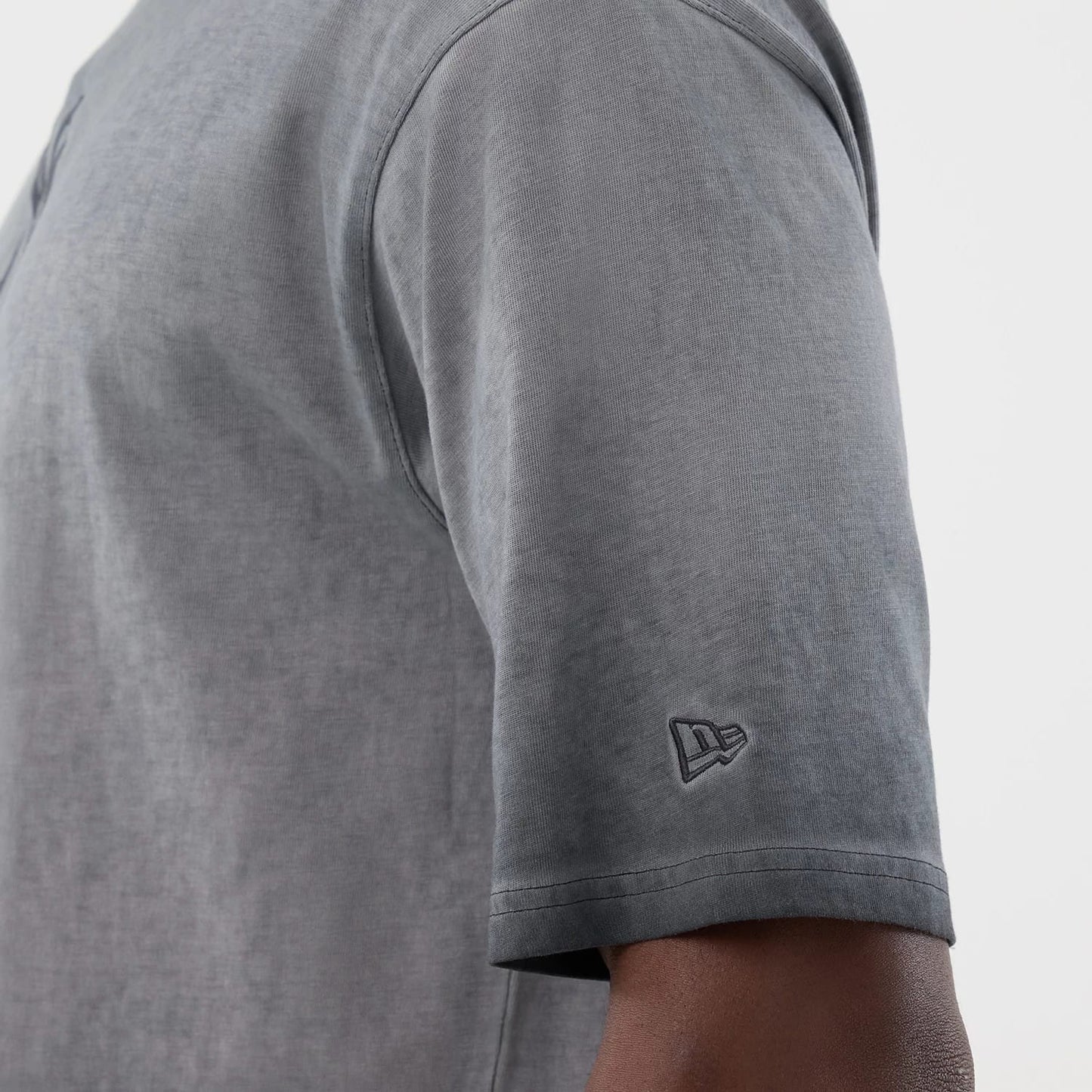 The model is wearing this MLB Washed Logo New York Yankees T-Shirt in black. 6