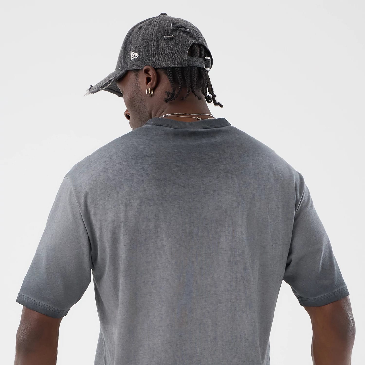 The model is wearing this MLB Washed Logo New York Yankees T-Shirt in black. 7