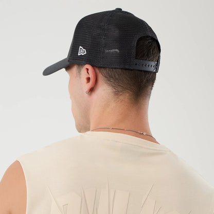 New Era Chicago Bulls NBA Core Plus Light Beige Vest, on-model back view with a sleeveless design and embossed Bulls lettering, styled with a black cap featuring a mesh back, snapback closure, and the New Era flag logo embroidered on the left side.