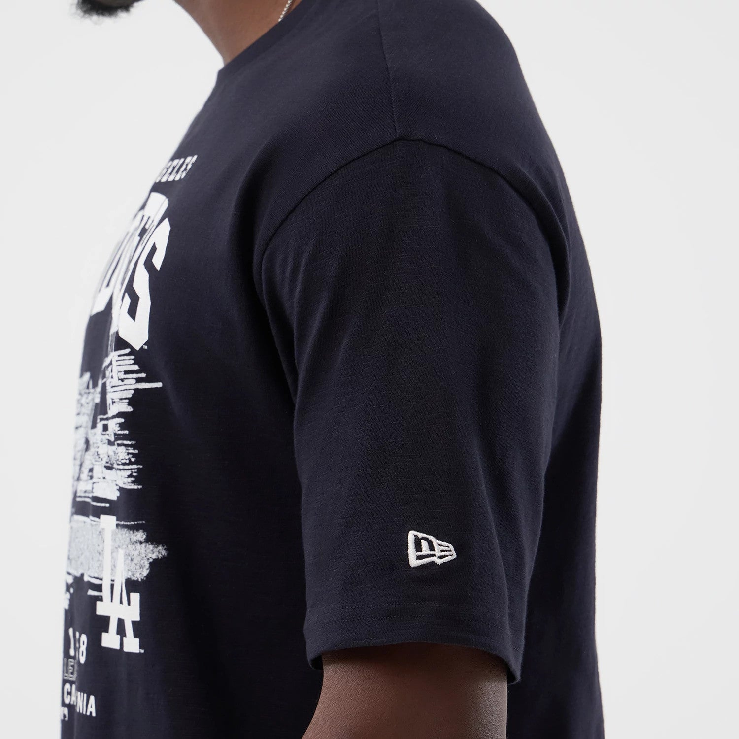 The model is wearing this MLB Slub LA Dodgers Oversized T-Shirt in navy. 5