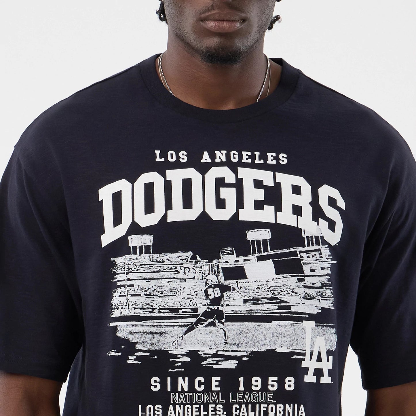 The model is wearing this MLB Slub LA Dodgers Oversized T-Shirt in navy. 6