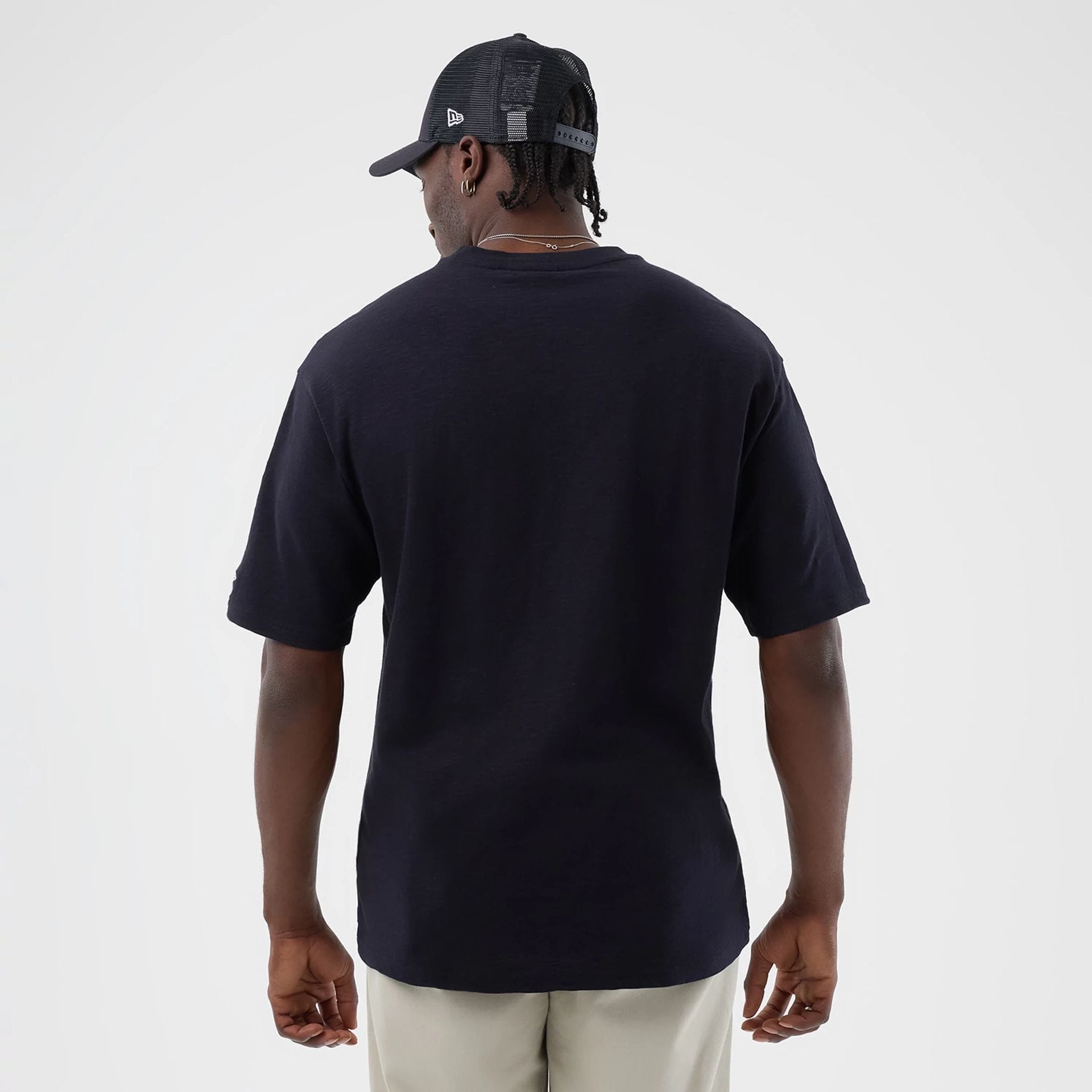 The model is wearing this MLB Slub LA Dodgers Oversized T-Shirt in navy. 7