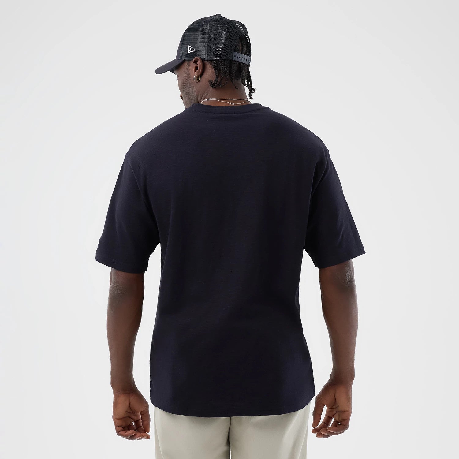 The model is wearing this MLB Slub LA Dodgers Oversized T-Shirt in navy. 7