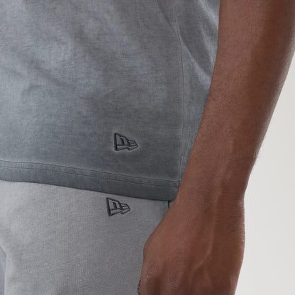 The model is wearing this MLB Washed Logo New York Yankees Vest in black. 5