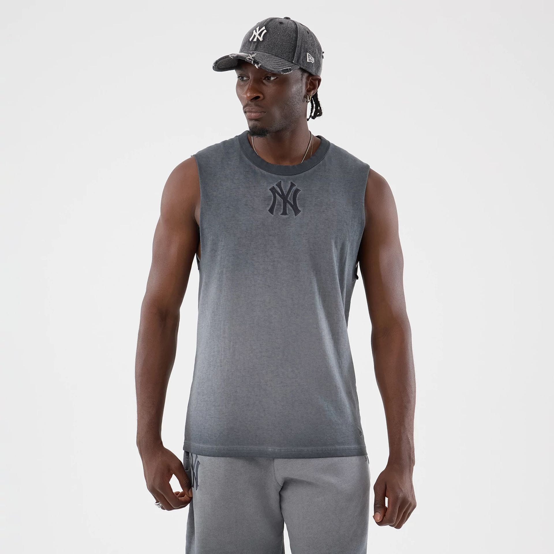 The model is wearing this MLB Washed Logo New York Yankees Vest in black. 1