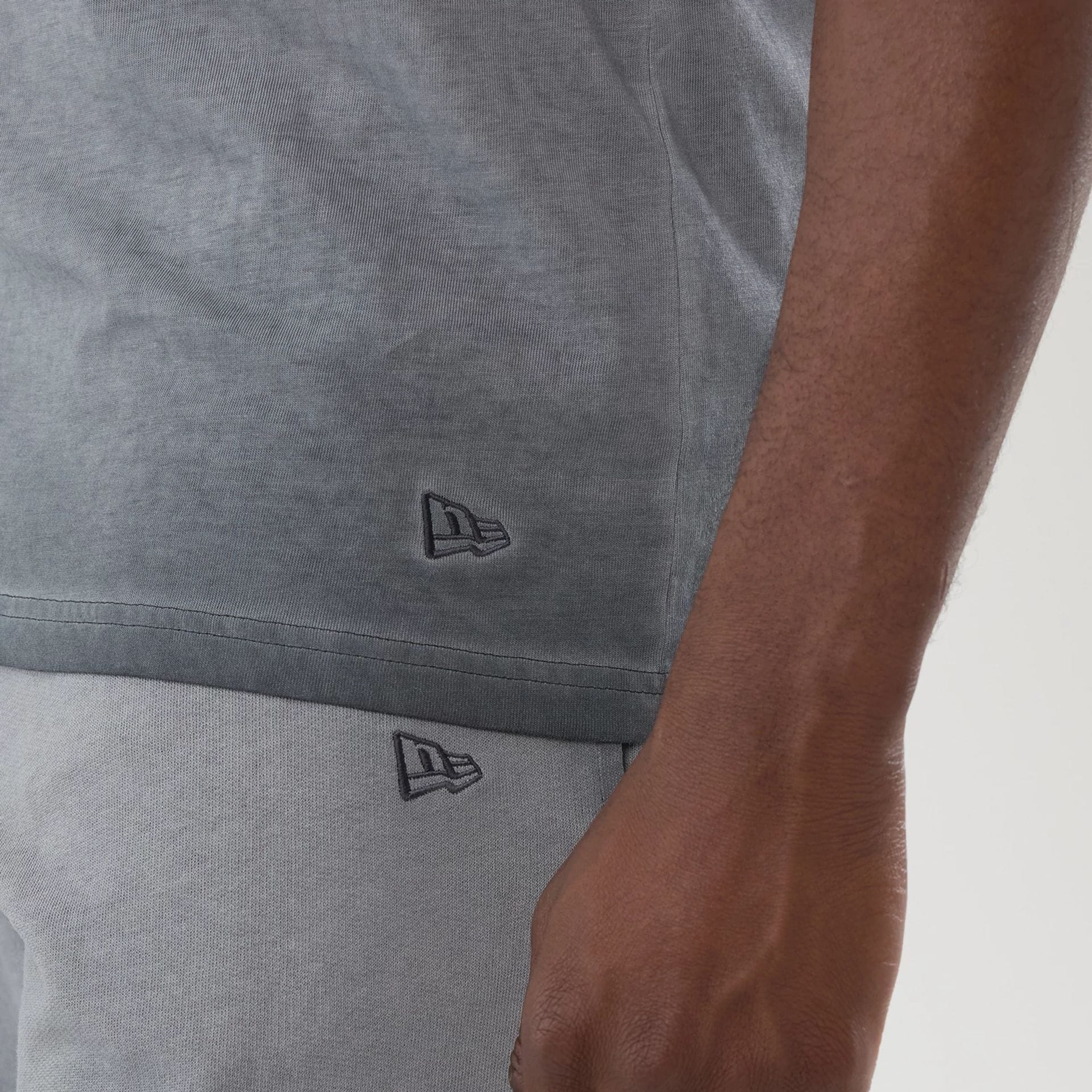 The model is wearing this MLB Washed Logo New York Yankees Vest in black. 5