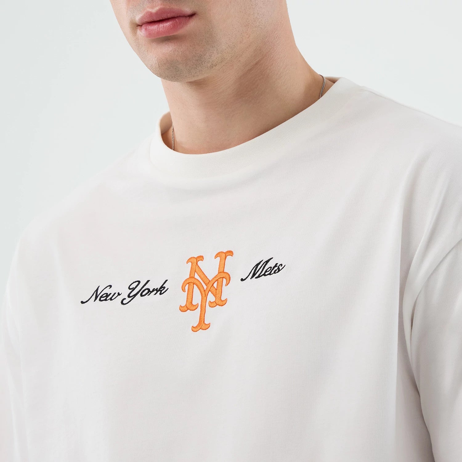 The model is wearing this MLB Script New York Mets Oversized T-Shirt in white. 5
