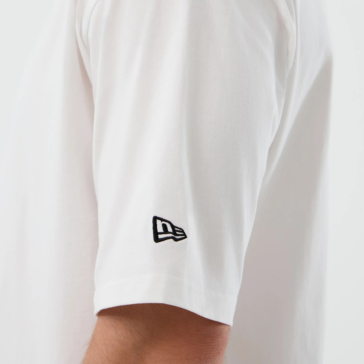 The model is wearing this MLB Script New York Mets Oversized T-Shirt in white. 7