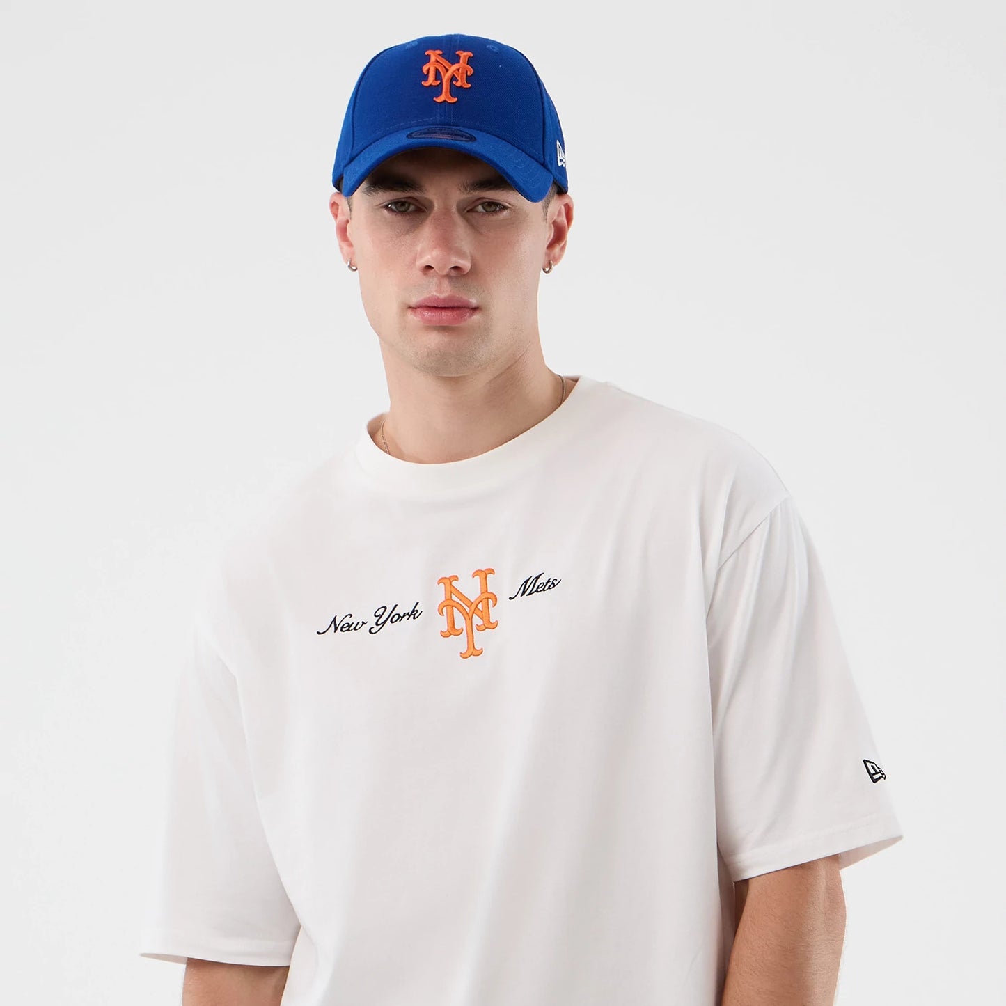 The model is wearing this MLB Script New York Mets Oversized T-Shirt in white. 3