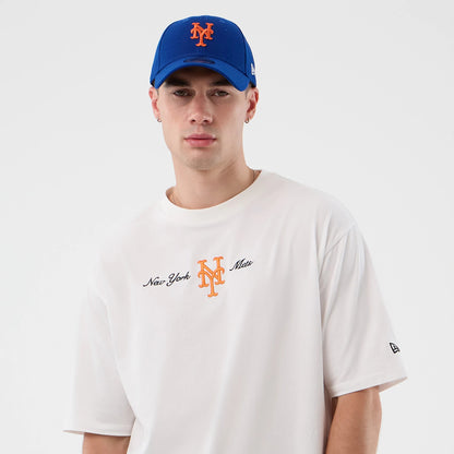 The model is wearing this MLB Script New York Mets Oversized T-Shirt in white. 3
