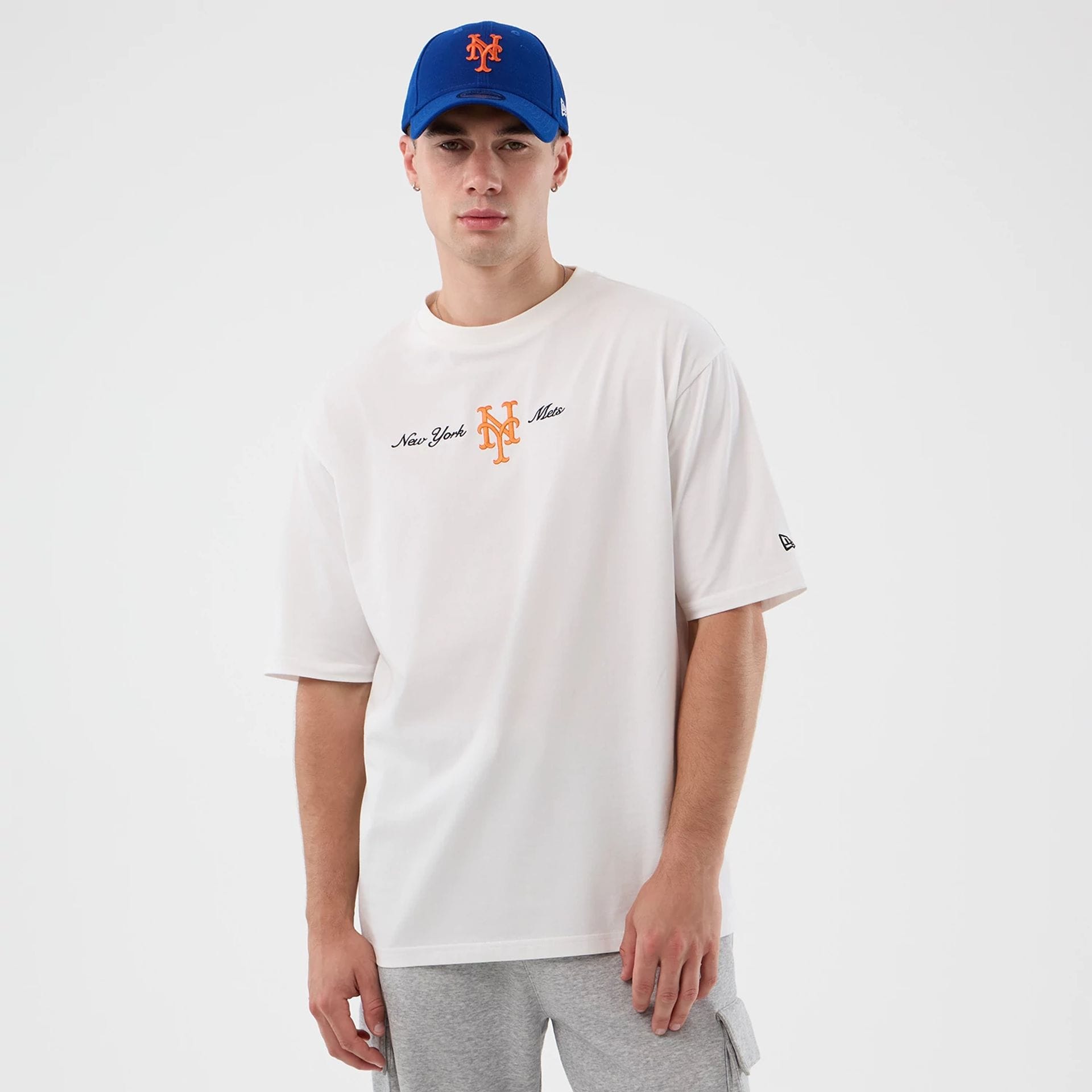 The model is wearing this MLB Script New York Mets Oversized T-Shirt in white. 1