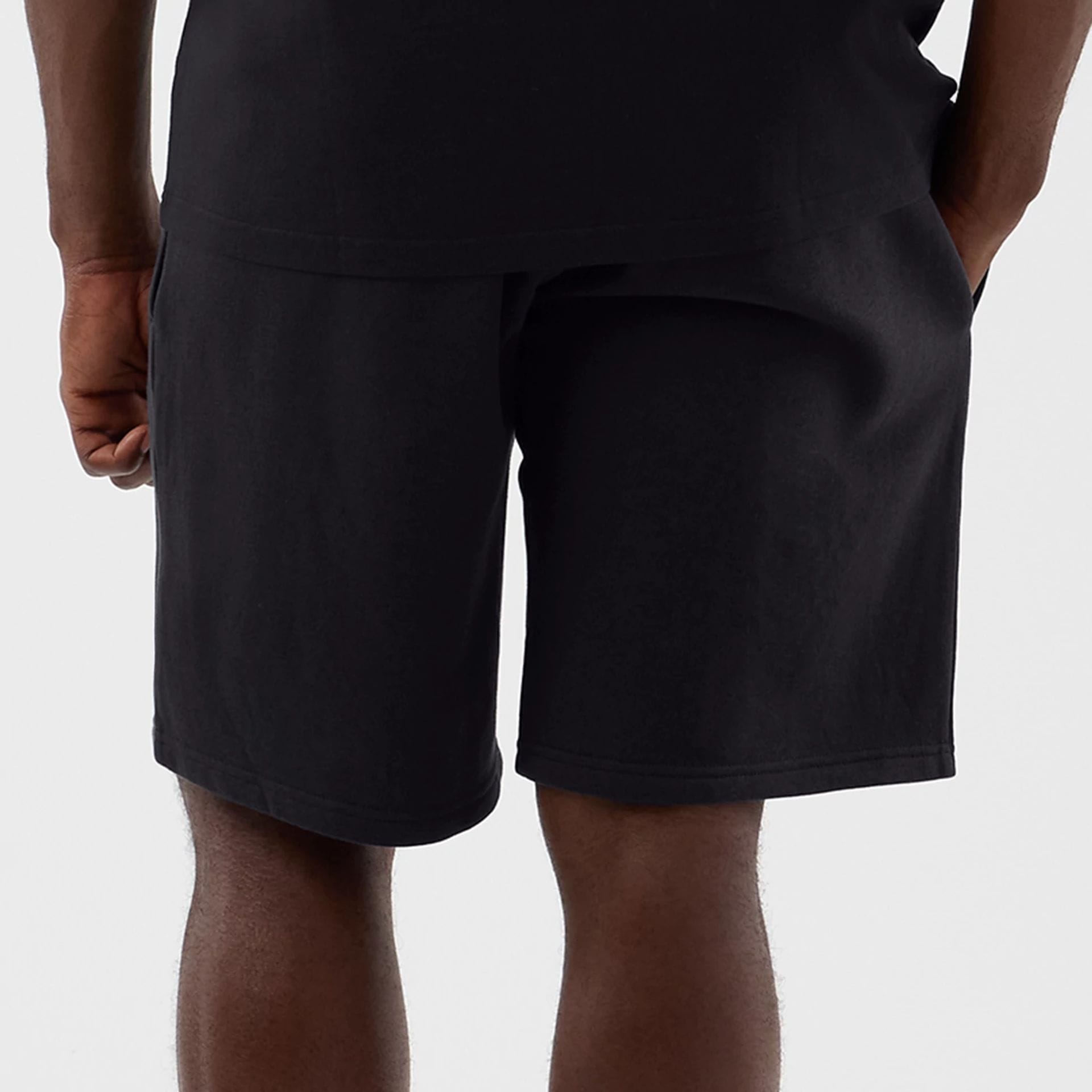 The model is wearing this NBA Core Plus LA Lakers Shorts in navy. 6