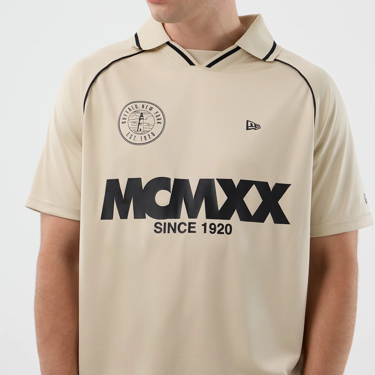 The model is wearing this New Era Football T-Shirt in light beige. 6