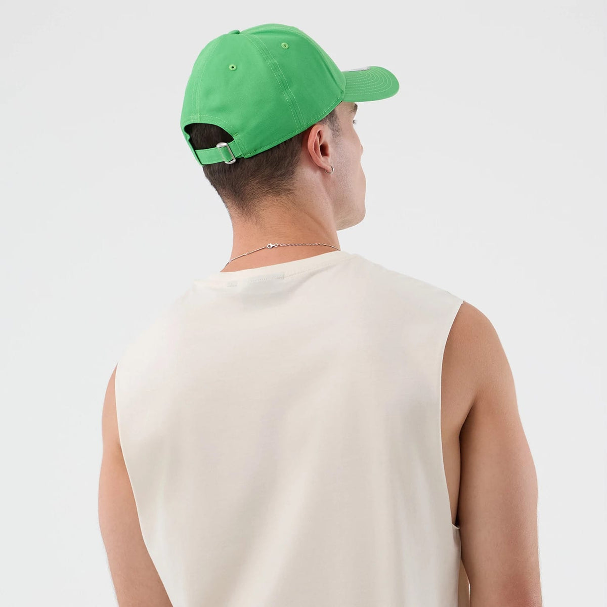 The model is wearing this MLB League Essential LA Dodgers Vest in open white. 7