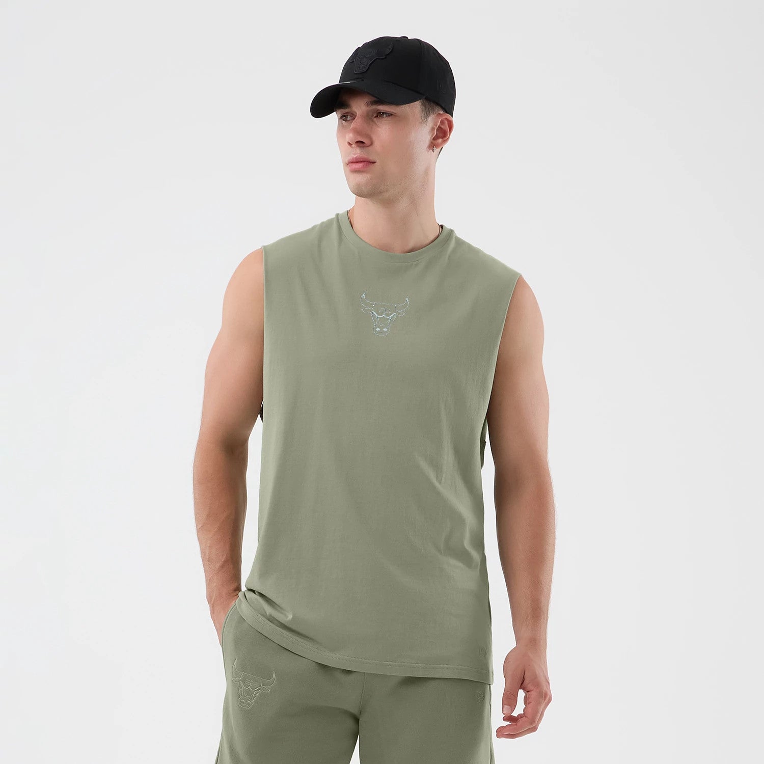 The model is wearing this NBA League Essential Chicago Bulls Vest in pastel green. 4