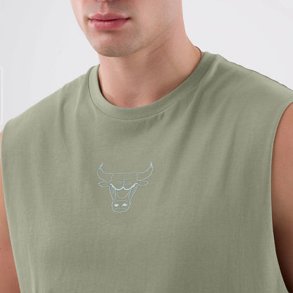 The model is wearing this NBA League Essential Chicago Bulls Vest in pastel green. 5