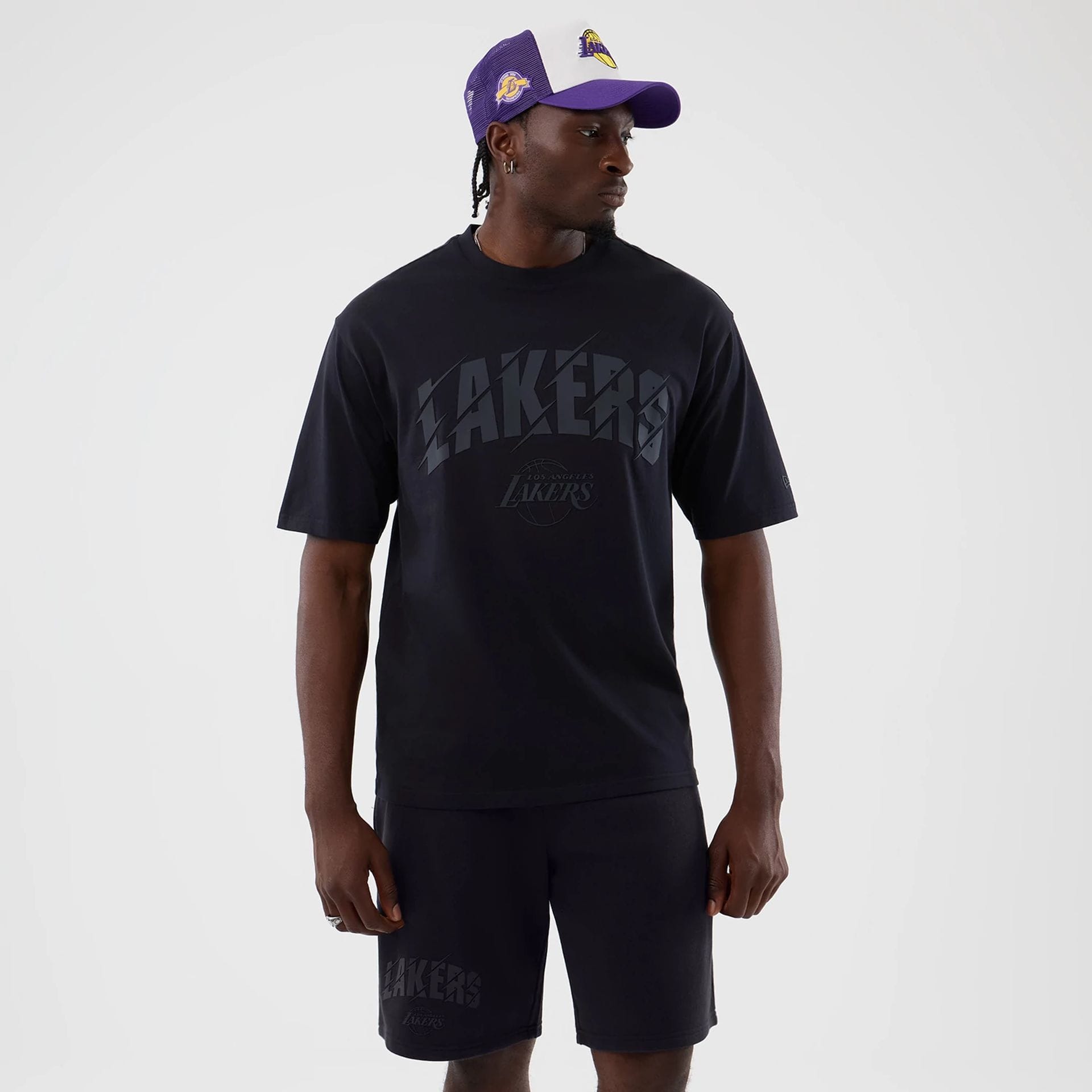 The model is wearing this NBA Core Plus LA Lakers Oversized T-Shirt in navy. 1
