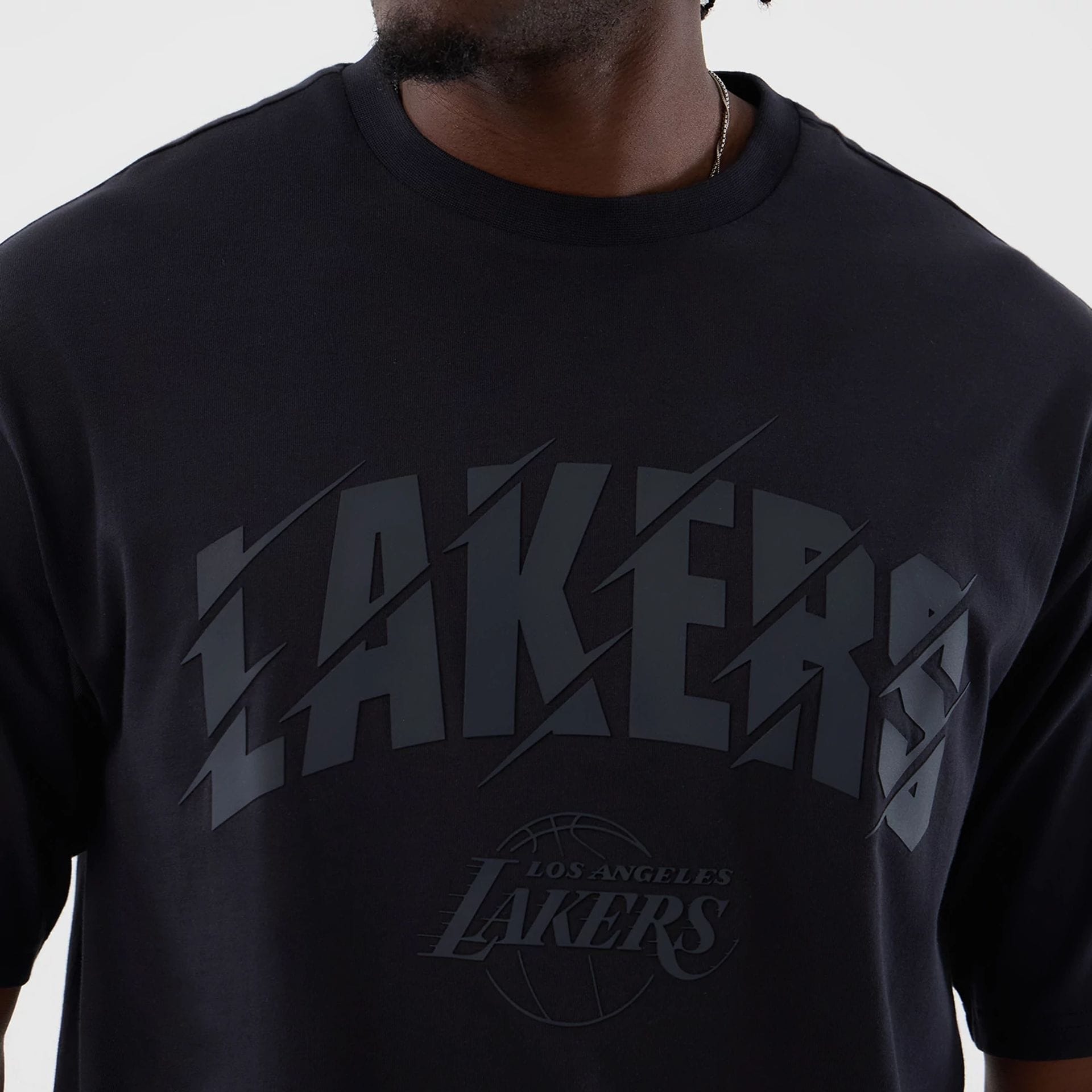 The model is wearing this NBA Core Plus LA Lakers Oversized T-Shirt in navy. 4