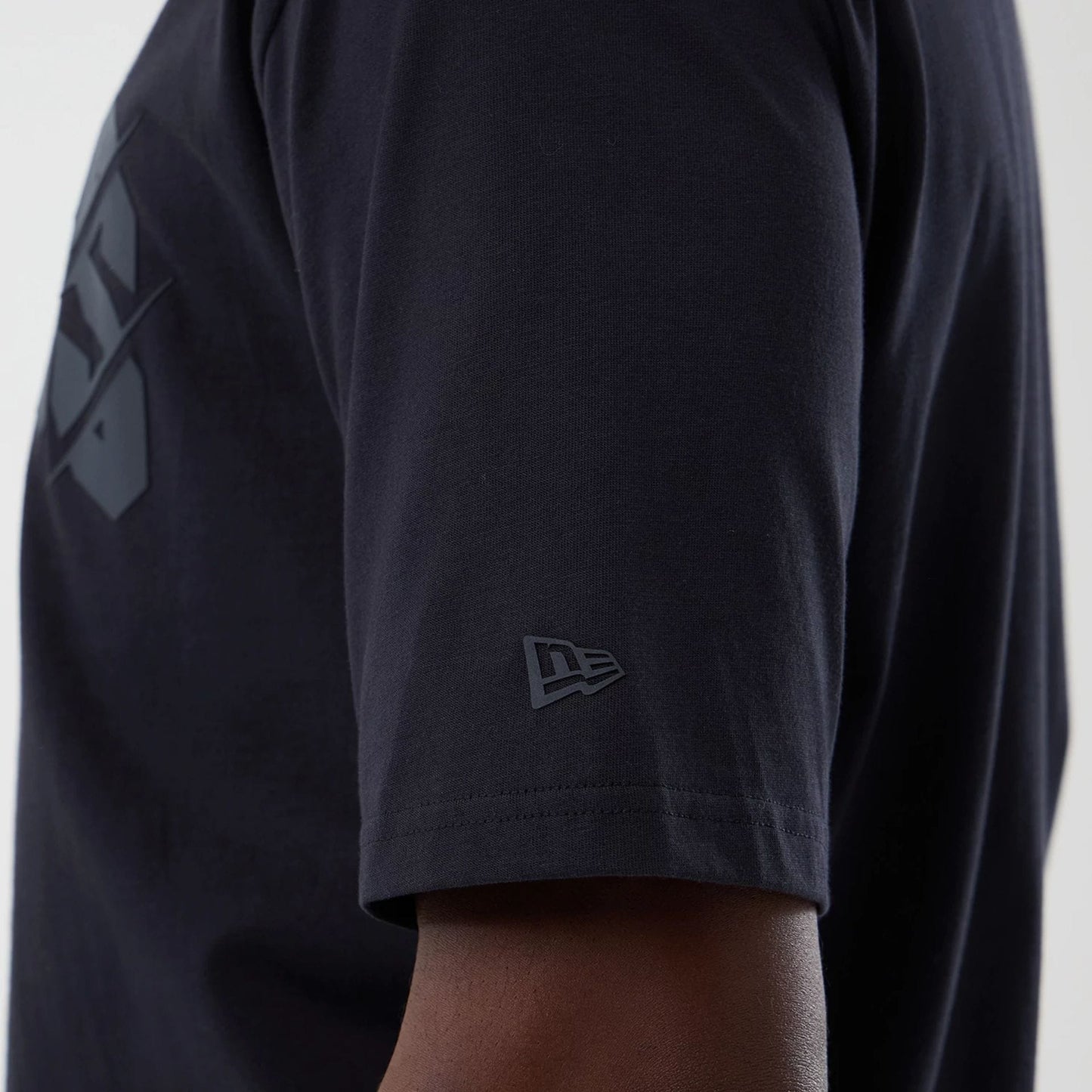 The model is wearing this NBA Core Plus LA Lakers Oversized T-Shirt in navy. 5