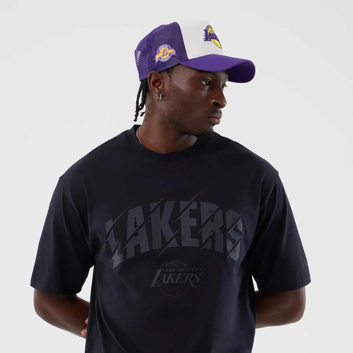 The model is wearing this NBA Core Plus LA Lakers Oversized T-Shirt in navy. 6