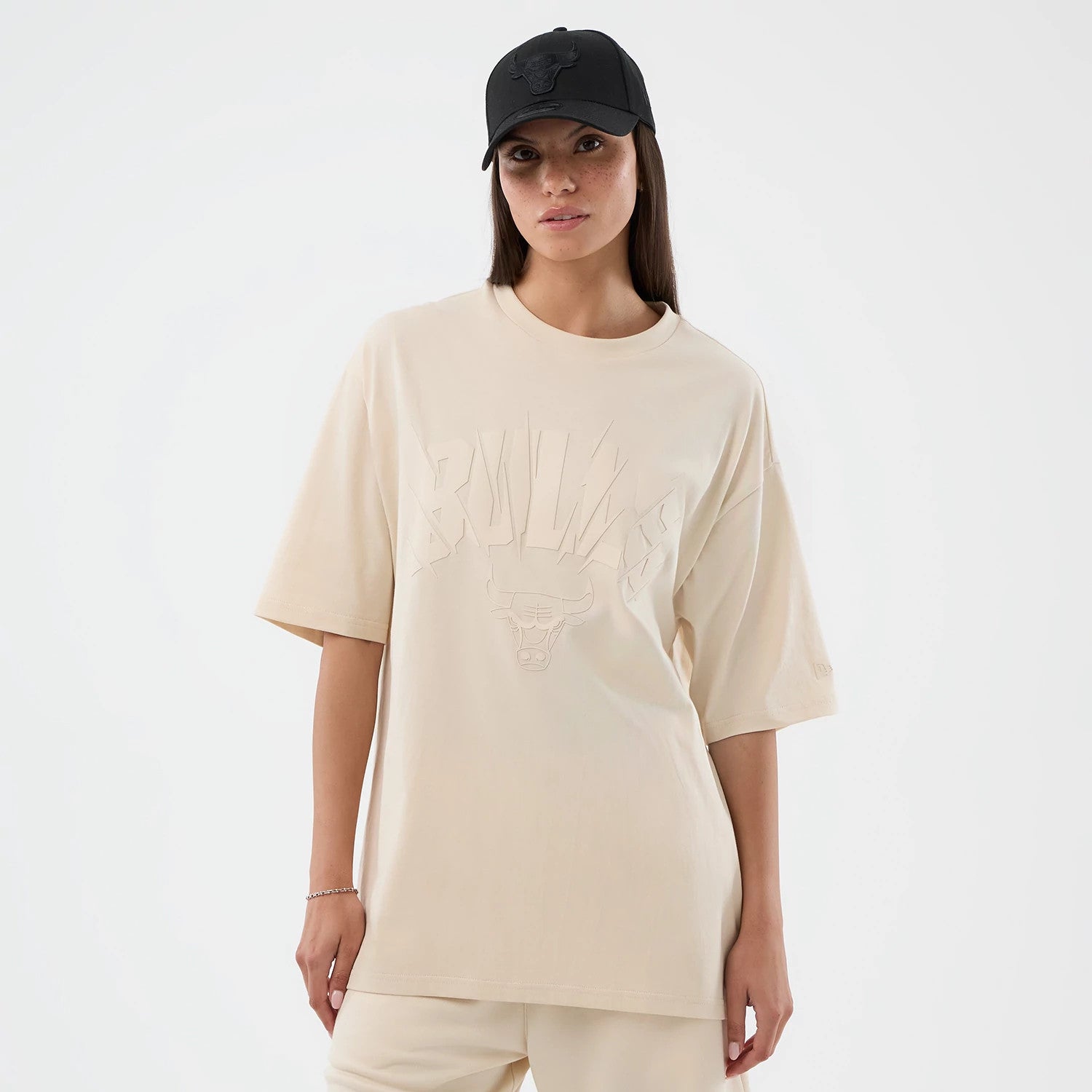 The model is wearing this NBA Core Plus Chicago Bulls Oversized T-Shirt in light beige. 4