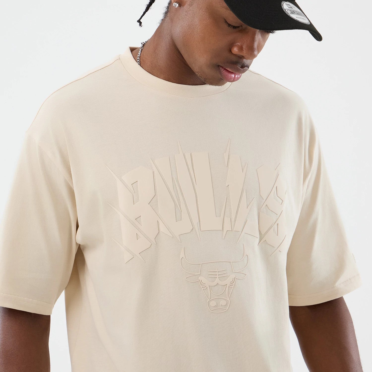 The model is wearing this NBA Core Plus Chicago Bulls Oversized T-Shirt in light beige. 5