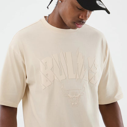 The model is wearing this NBA Core Plus Chicago Bulls Oversized T-Shirt in light beige. 5
