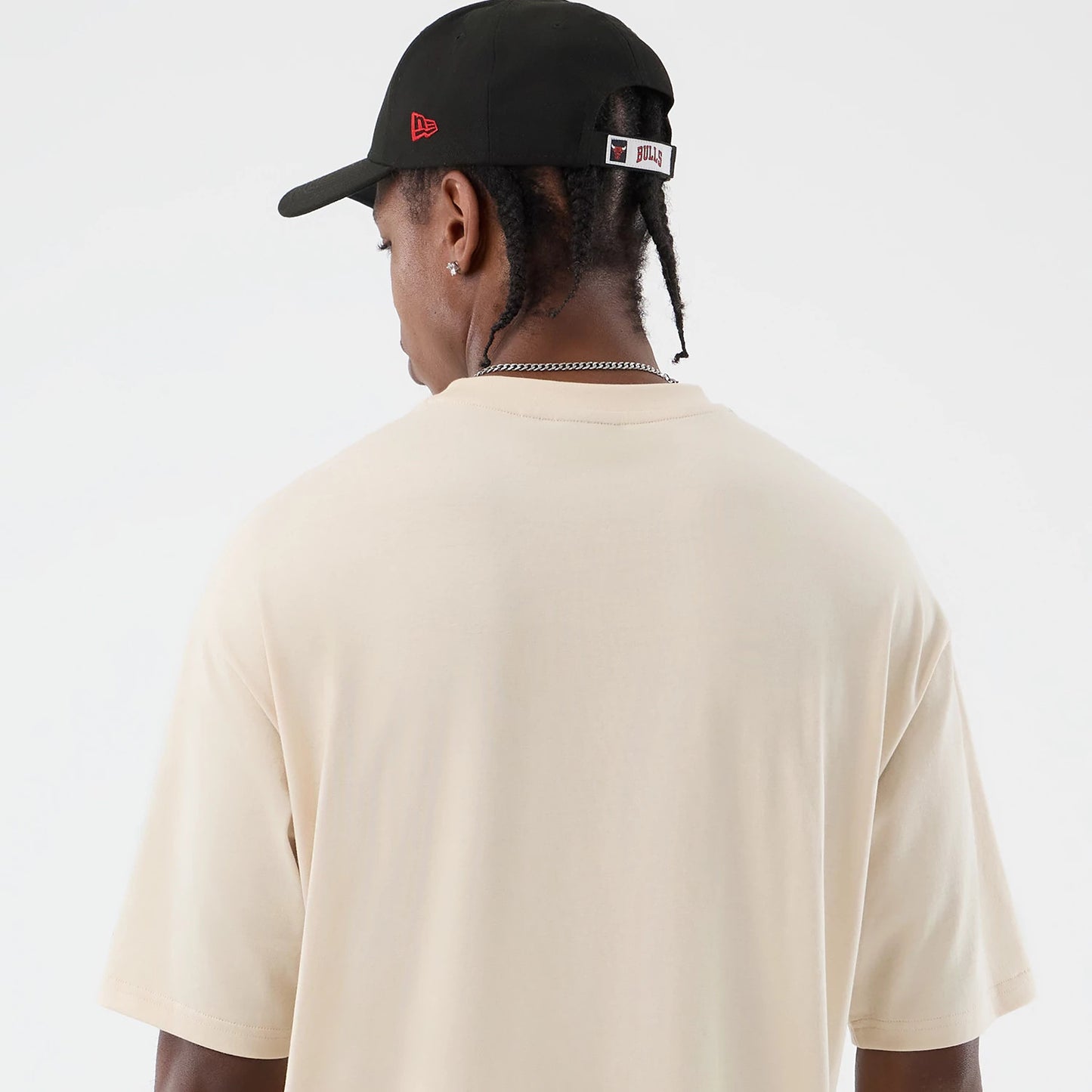 The model is wearing this NBA Core Plus Chicago Bulls Oversized T-Shirt in light beige. 8