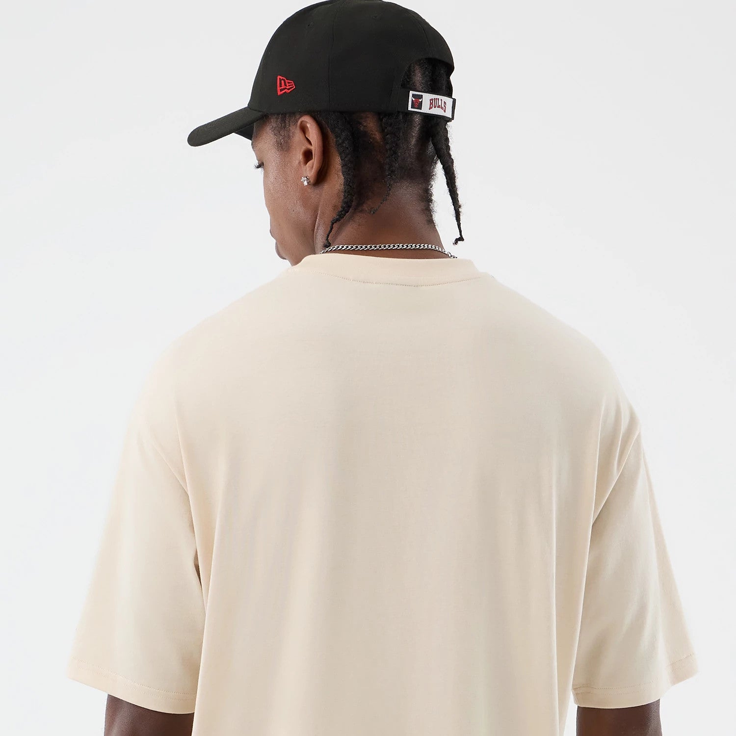 The model is wearing this NBA Core Plus Chicago Bulls Oversized T-Shirt in light beige. 8