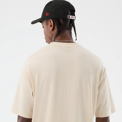 The model is wearing this NBA Core Plus Chicago Bulls Oversized T-Shirt in light beige. 8