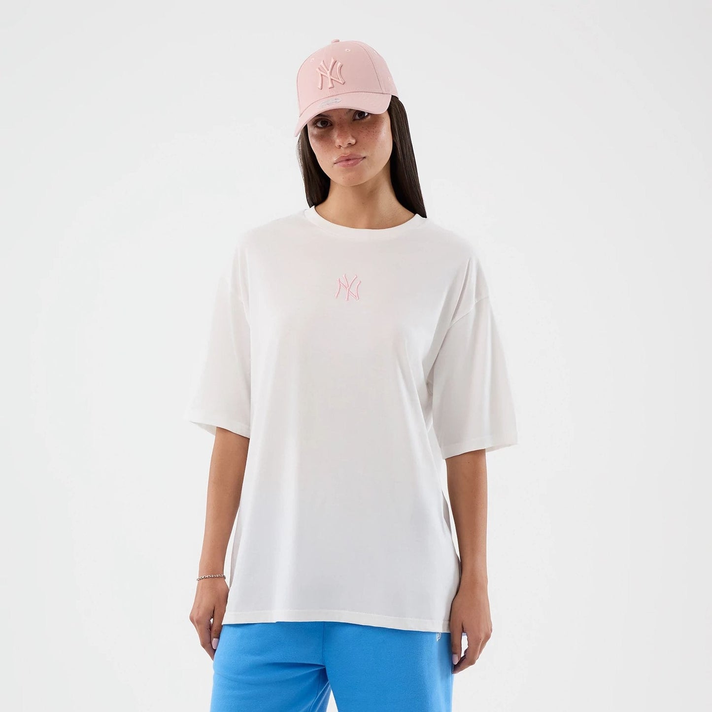 The model is wearing this MLB League Essential New York Yankees Oversized T-Shirt in white. 4