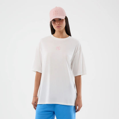 The model is wearing this MLB League Essential New York Yankees Oversized T-Shirt in white. 4