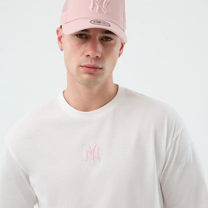 The model is wearing this MLB Midi League Essential New York Yankees Oversized T-Shirt in white. 5